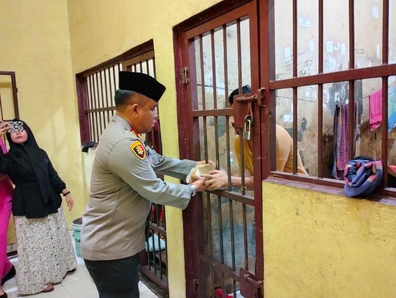 Kapolsek Tambang Didampingi Ketua Ranting Bhayangkari Berbagi Makanan dan Minuman Kepada Para Tahana