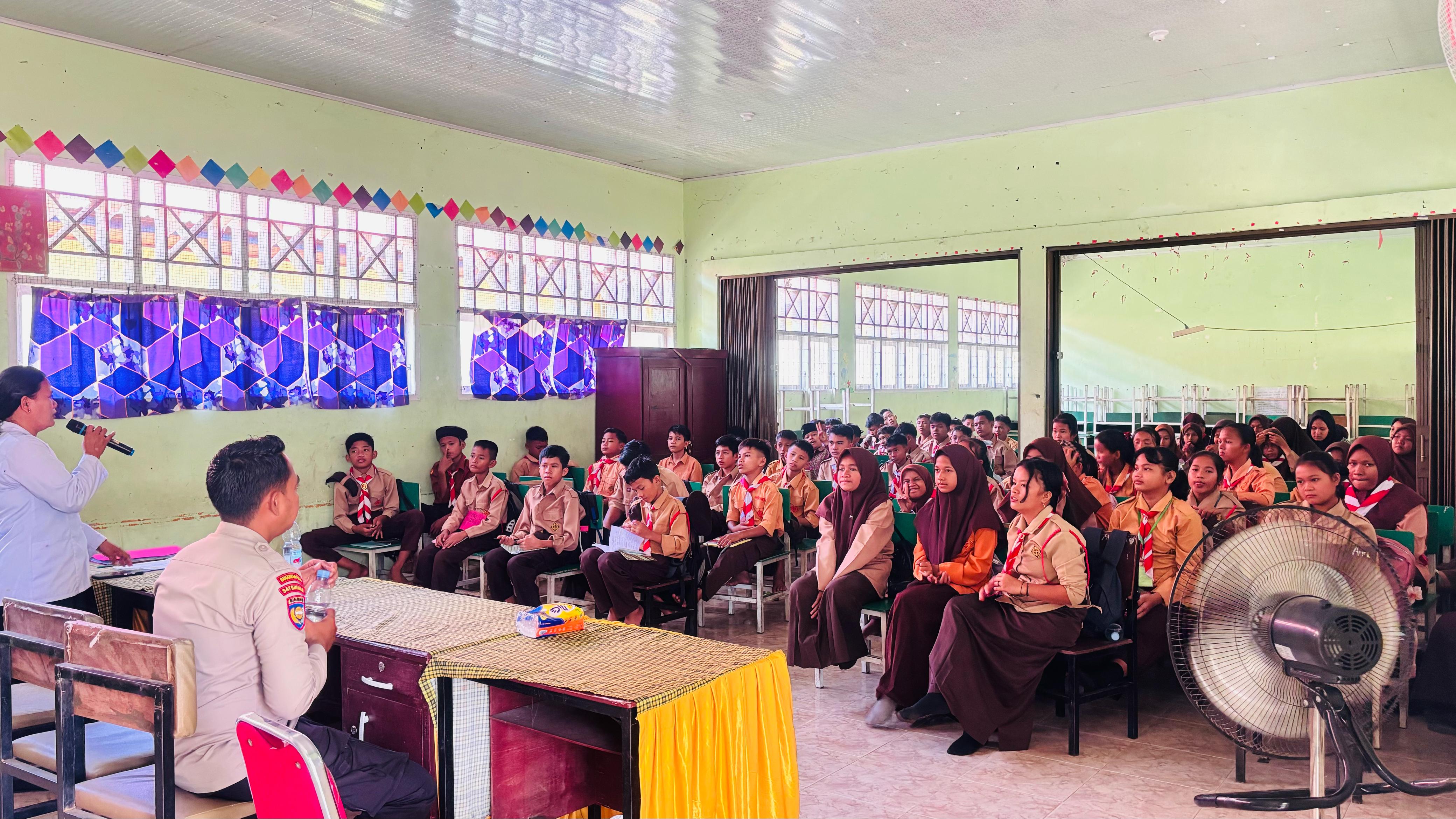 Bhabinkamtibmas Koto Garo Laksanakan Police Goes to School dalam kegiatan MPLS