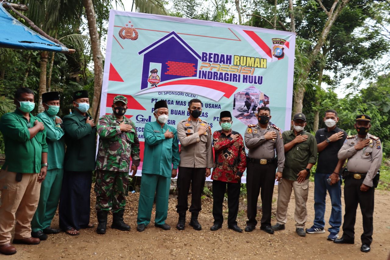 Perdana di Kecamatan Lirik, Bedah Rumah Presisi Polres Inhu Dimulai