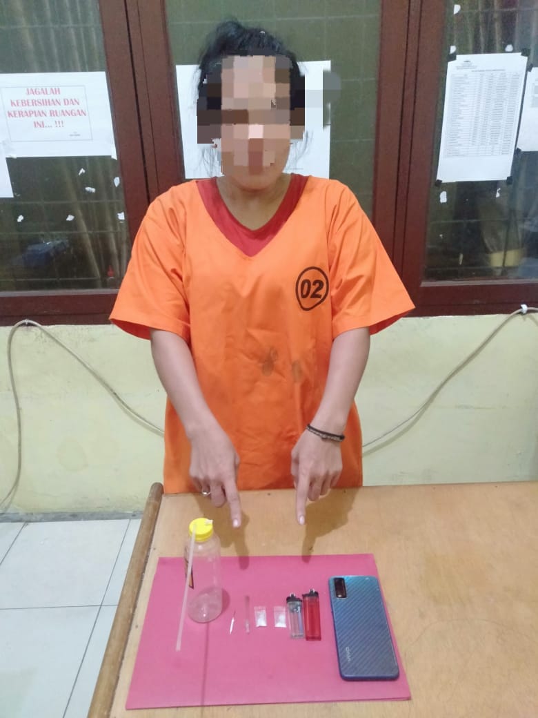 Polsek Kampar Kiri Hilir Tangkap Wanita Cantik Kasus Narkoba
