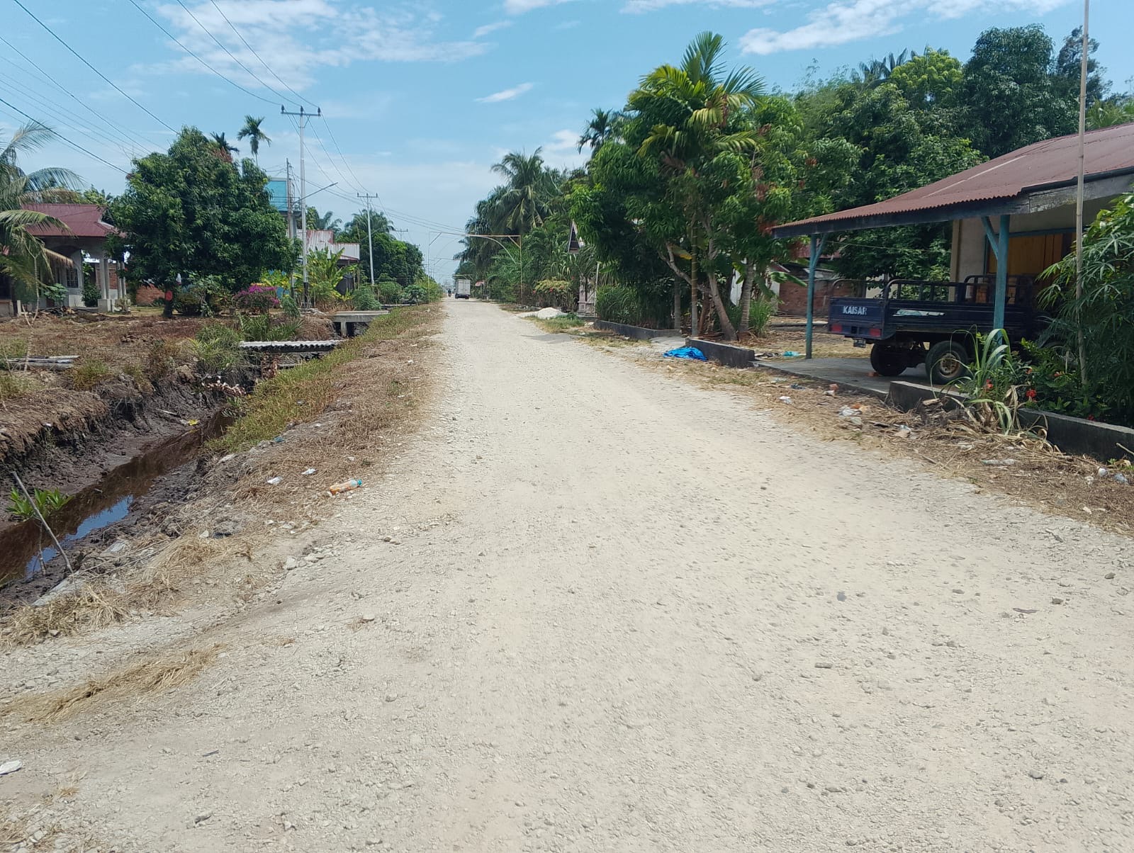 Jalan Poros Dusun Penampar Desa Deluk Sudah 16 Tahun Tidak Tersentuh Beton Atau Aspal
