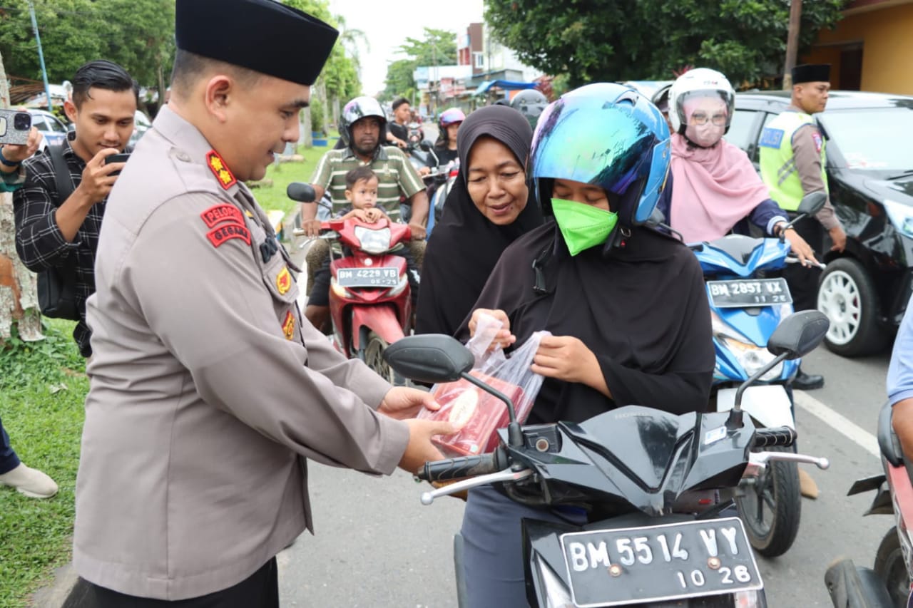 Bagikan Takjil Untuk Pengguna Jalan, Ini Pesan Kapolres Inhu