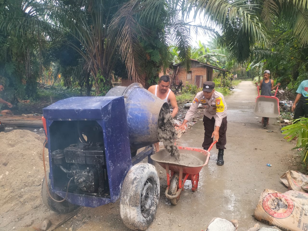 Polsek Tambusai Gotong Royong Bantu Pembangunan Mesjid Di Desa Sungai Kumango