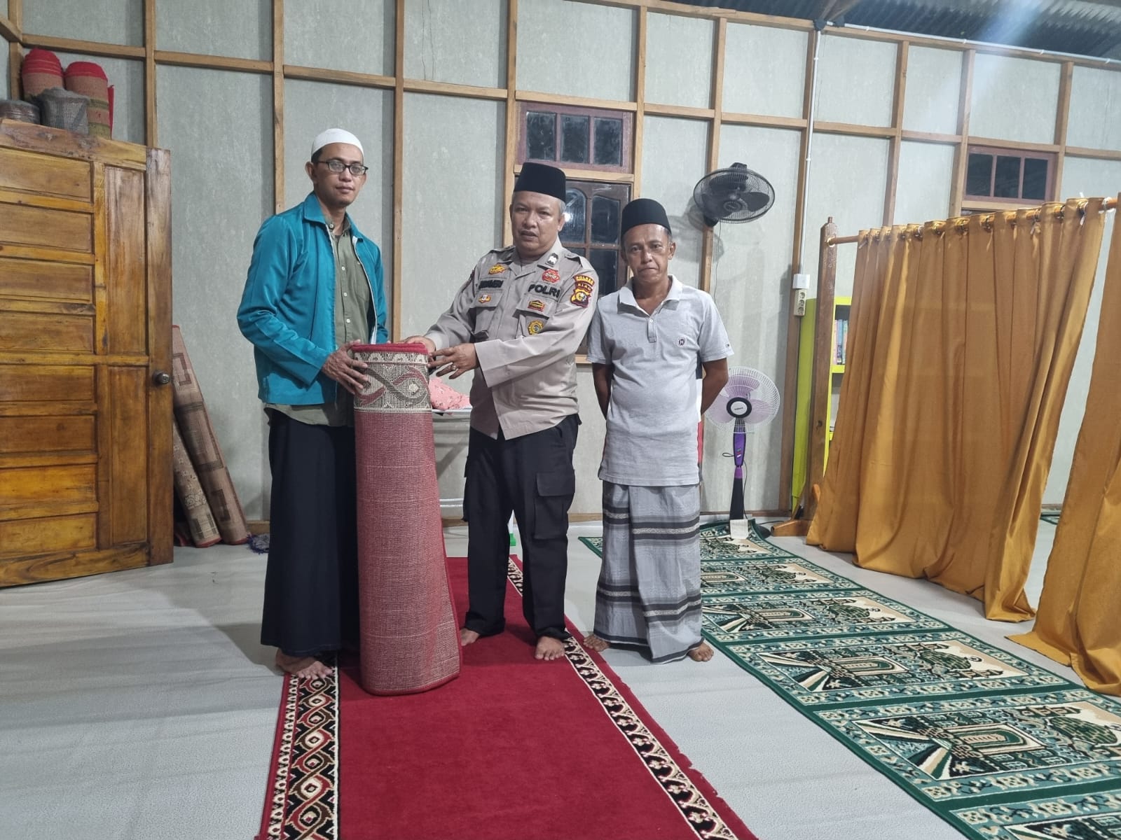 Kapolsek Concong Berikan Bantuan Untuk Mushala Daarul Ilmi