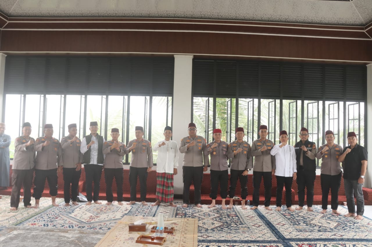 Polri & Masyarakat Bersama di Masjid: Kajian Subuh Ustadz Abdul Somad Dipenuhi Kehangatan