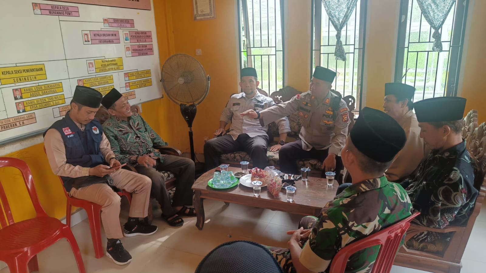 KAPOLSEK RETEH AKP HERMAN.SH PENGECEKAN GUDANG PPS DI DESA PULAU KECIL .