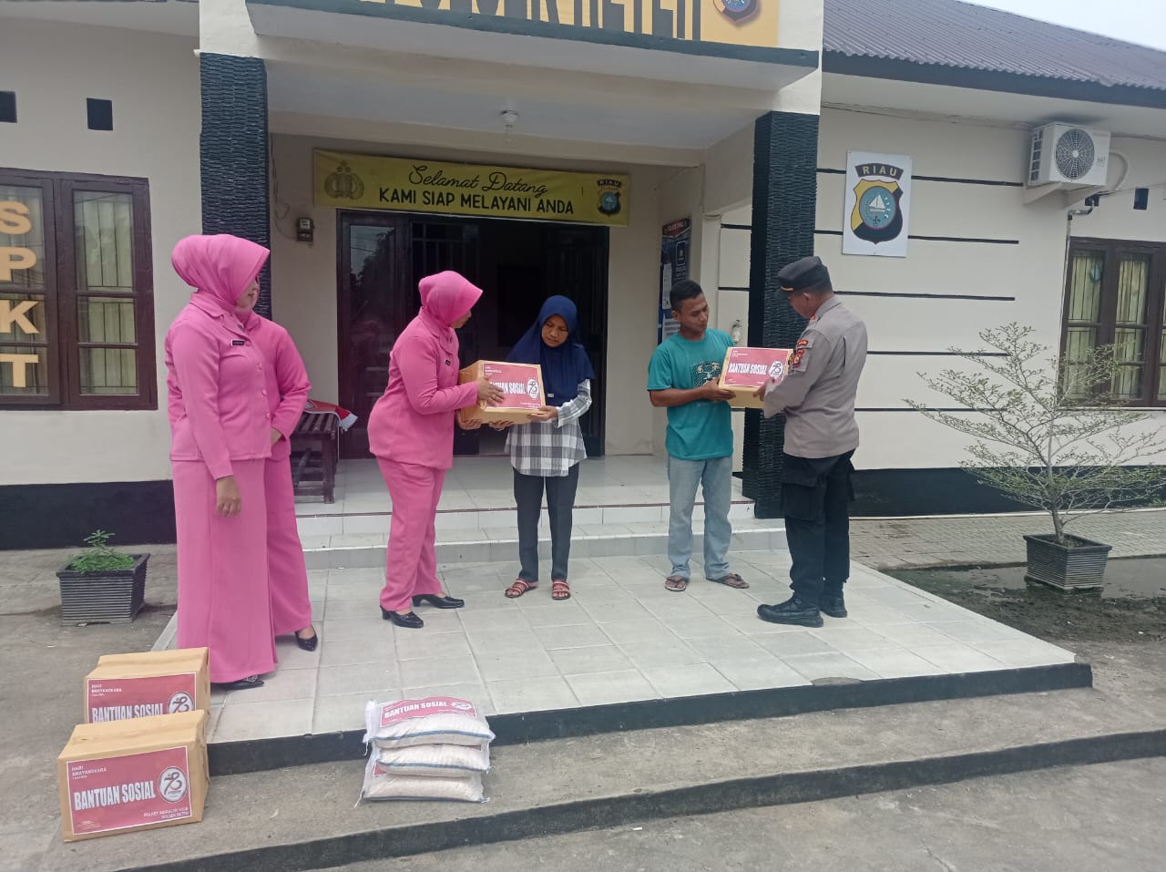 POLSEK RETEH BAGIKAN PULUHAN SEMBAKO KEPADA WARGA