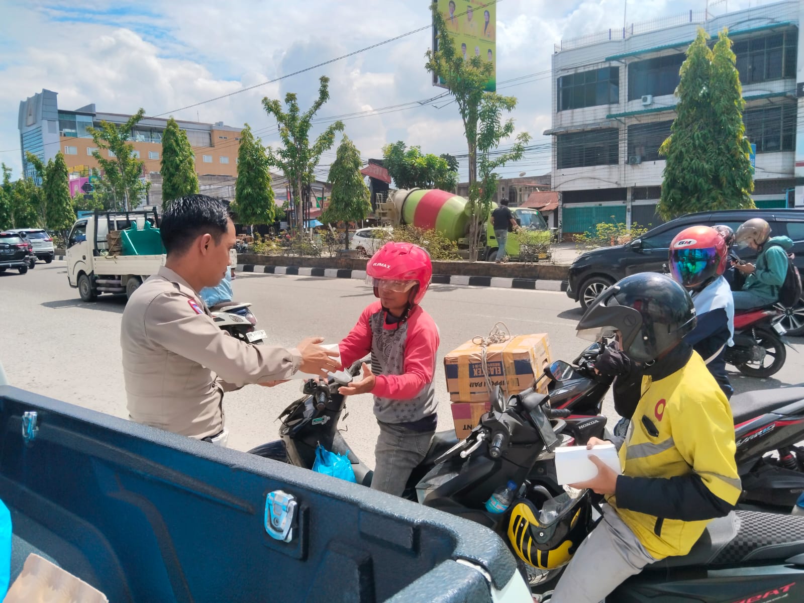Berbagi Kepedulian Jelang Nataru, Ditlantas Polda Riau Gelar Jumat Barokah dan Edukasi Keselamatan
