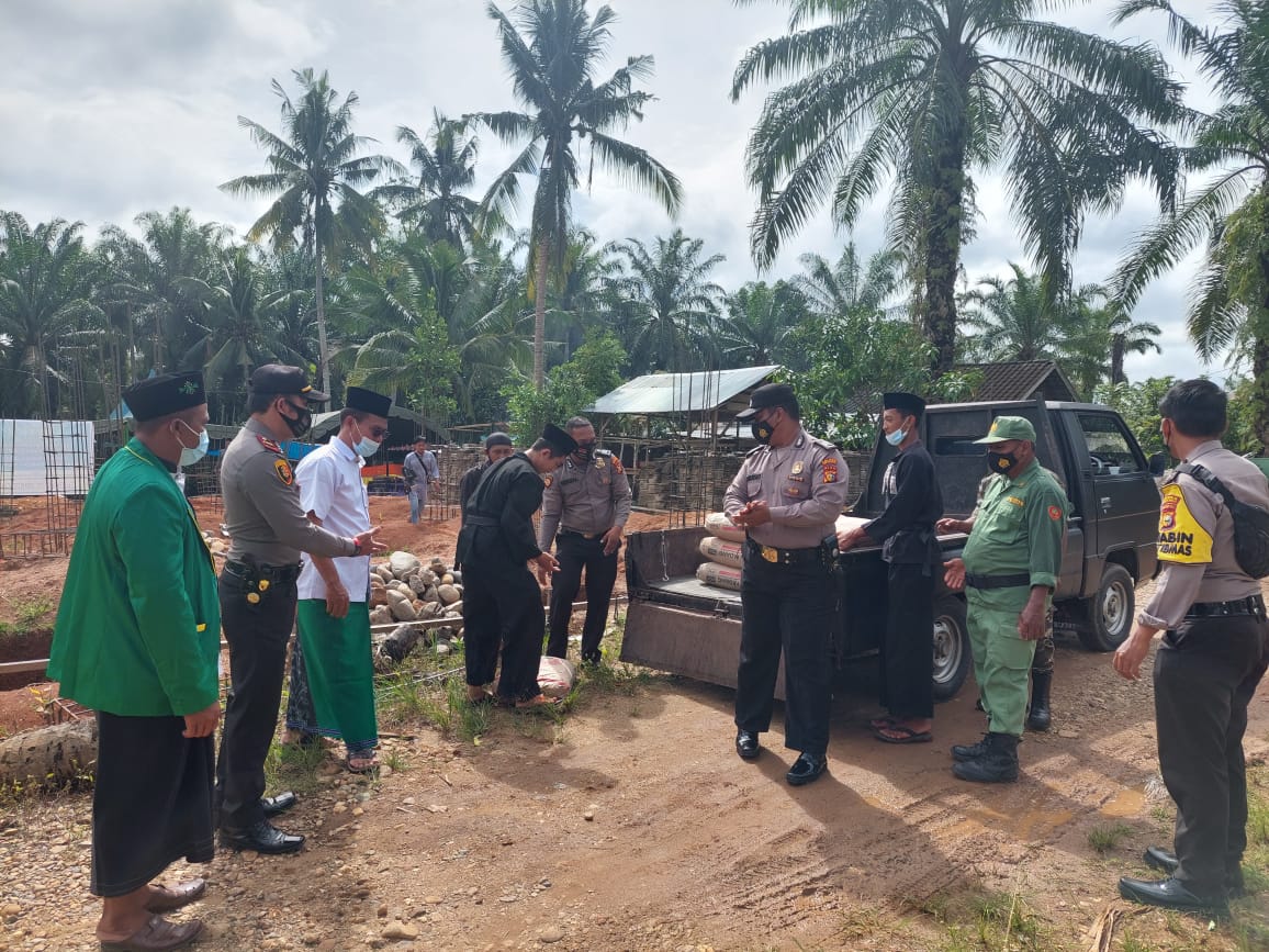 Jajaran Polsek Rambah Hilir, Berikan Bantuan 16 Zak Semen Padang ponpes Aswaja Nurul jadid