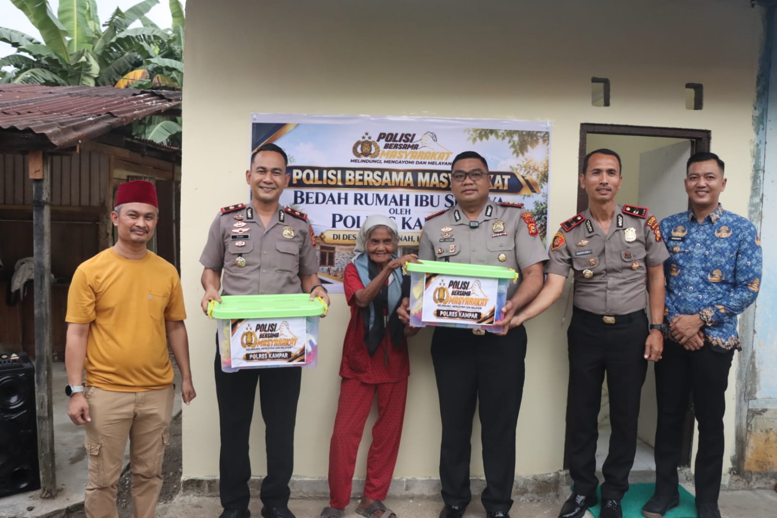 Sentuhan Hati Polisi Bersama Masyarakat, Kapolres Kampar Serahkan Rumah Layak Huni untuk Ibu Suraya 