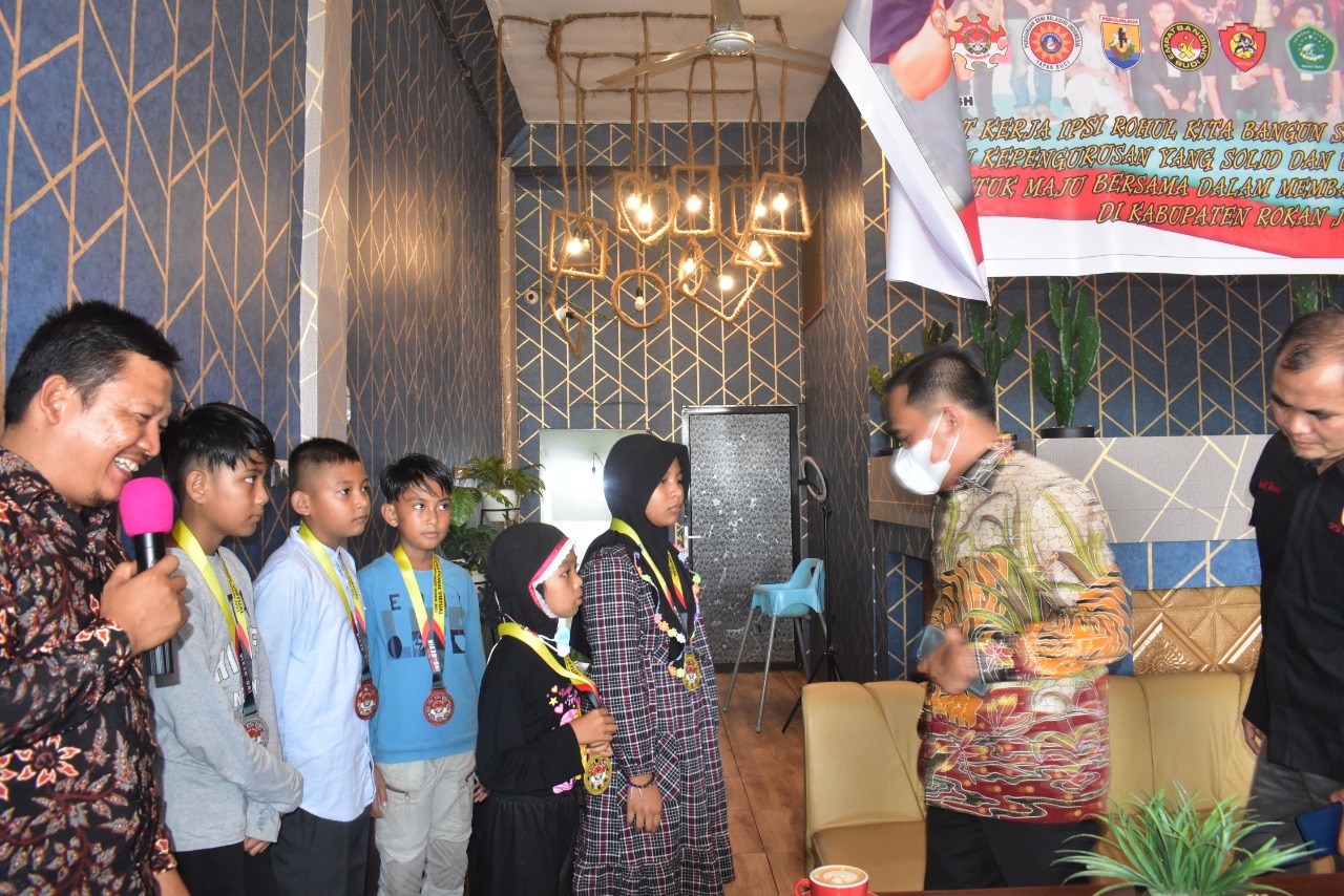 Ketua umum IPSI Rokan Hulu Bpk.Abdul Halim,S.Ag,SH Menyerahkan Hadiah kepada atlet peraih medali pad