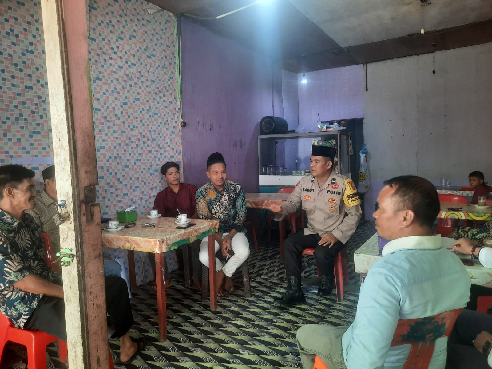 Bhabinkamtibmas sambangi warga dan Tokoh masyarakat untuk memberikan himbauan terkait Pilkada Damai 