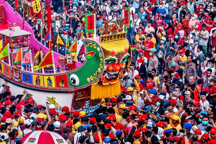 Ribuan Wisatawan Padati Festival Bakar Tongkang di Rokan Hilir