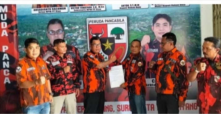 Ketua MPC syahmadi malau menyerahkan SK PAC KEC.Kunto Darussalam dan PAC KEC.bangun Purba kabupaten 