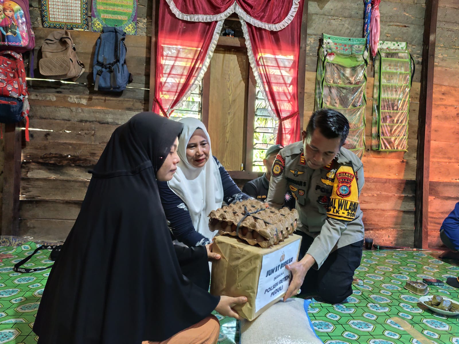 Kapolsek Reteh berikan Bantuan Sosial kepada Keluarga Korban Hilang di Sungai Desa Pulau Kecil