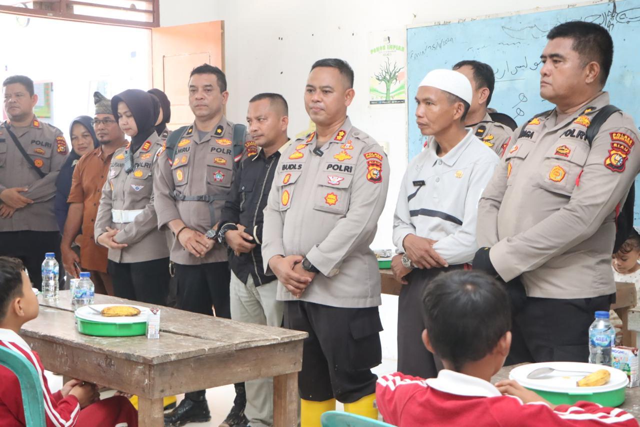 Polres Rokan Hulu wujudkan Program Presiden RI Gelar Makan Bergizi Gratis Dan Pemberian Alat Tulis