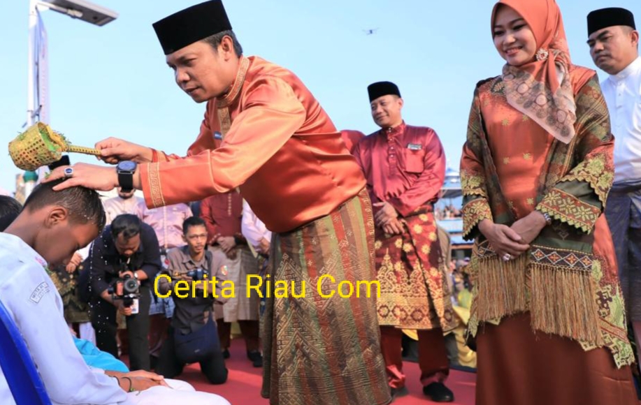 Pj Wali Kota Pekanbaru Mandikan Anak Yatin dengan Air Limau saat Petang Belimau