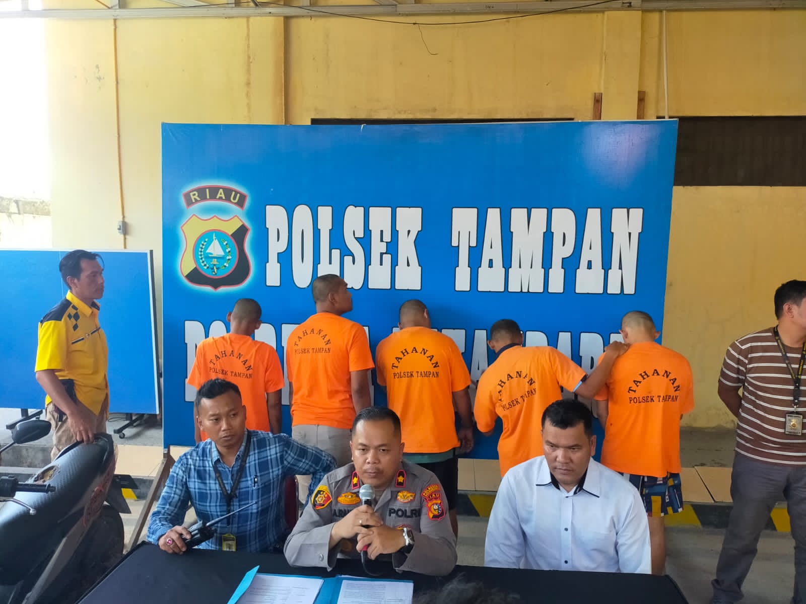 Lima pelaku sendikat curanmor R2 dikota Pekanbaru empat diantaranya dilakukan tembakan terukur saat 