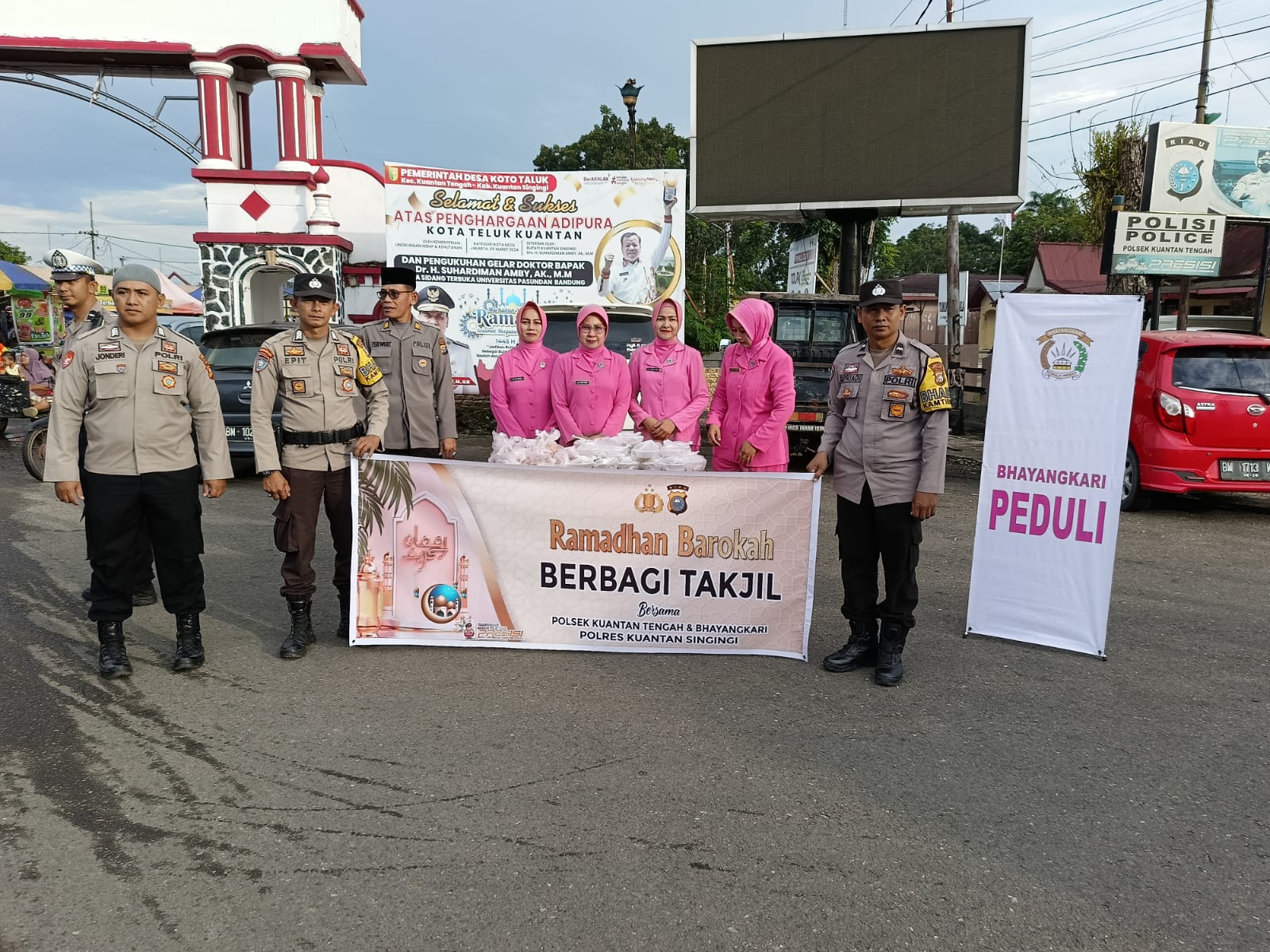 Personil Polsek Kuantan Tengah dan Bhayangkari Bagikan Takjil di Taman Jalur Kecamatan Kuantan Tenga