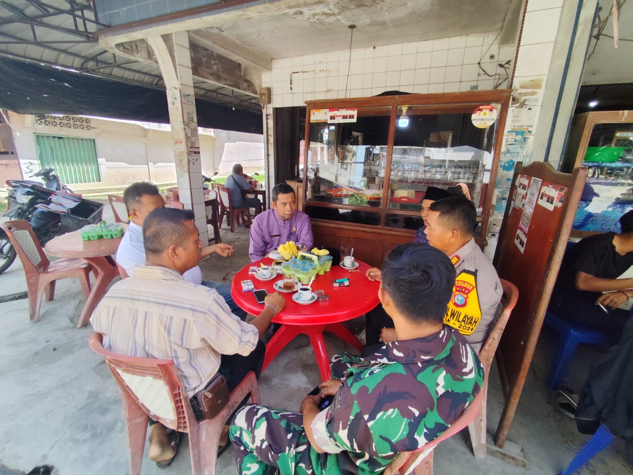 Kapolsek Reteh Ngopi Bareng untuk Tingkat kan silaturahmi kekeluargaan Suasana Hangat Pasca Pilkada 
