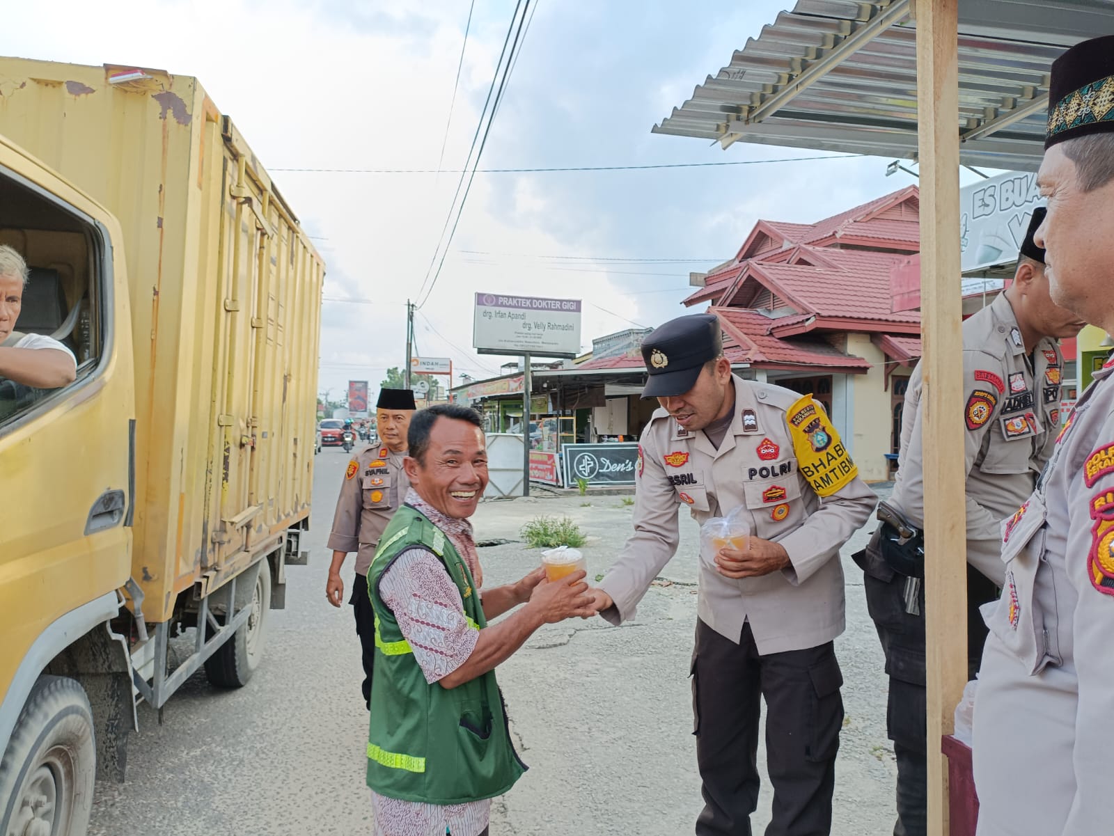 Polsek Bukit Raya Bagi-Bagi Takjil Gratis Kepada Warga Masyarakat