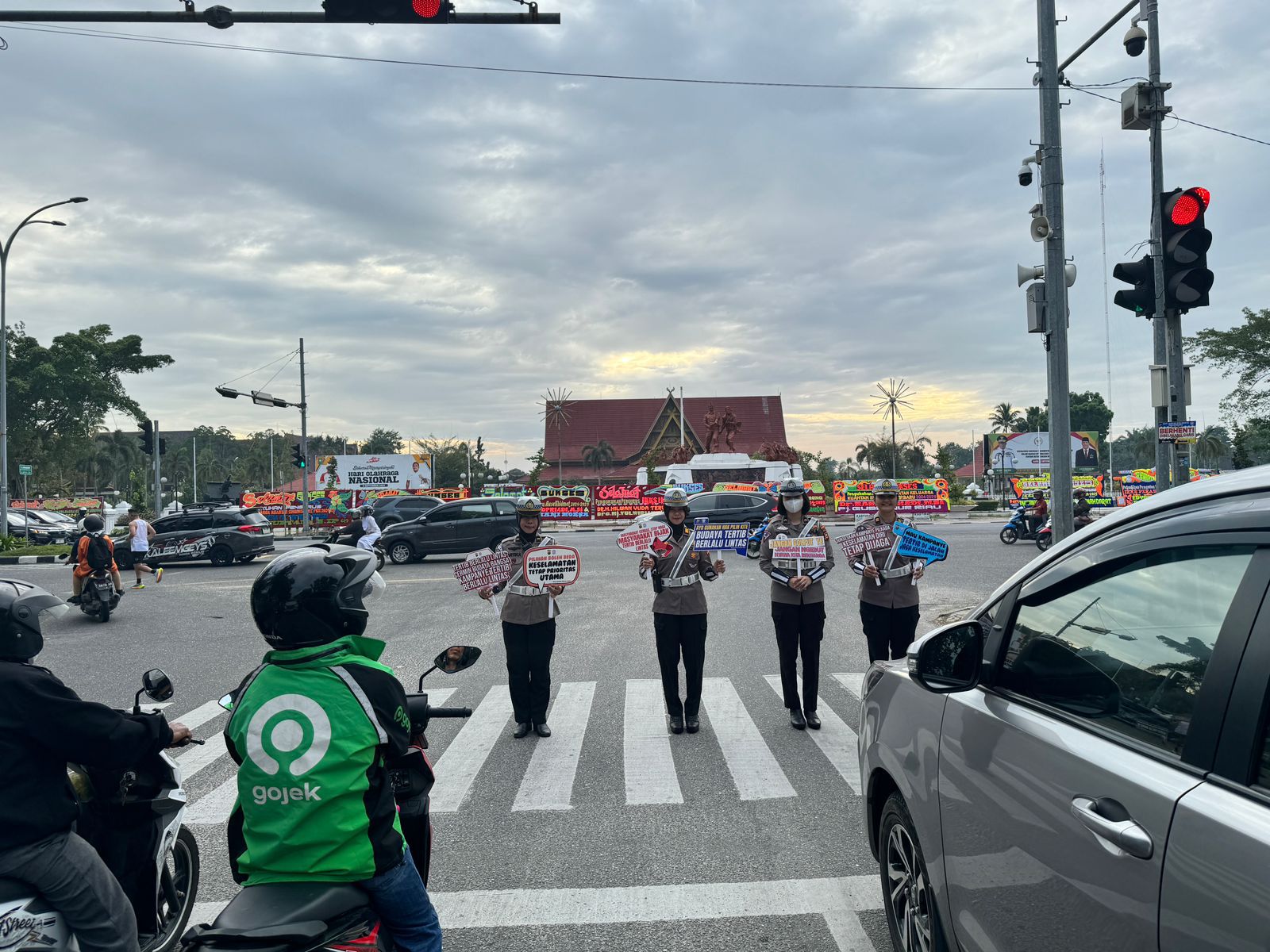 TIM COOLING SYSTEM SAMPAIKAN HIMBAUAN DI TRAFFIC LIGHT