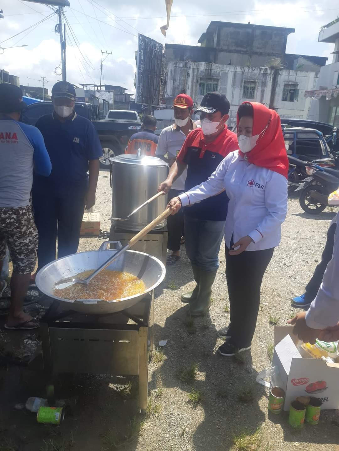 Bupati Sukiman Turun Langsung Bantu Korban Banjir, PMI Rohul Siapkan Dapur Umum