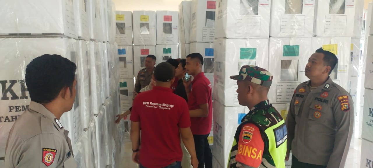 Polsek Kuantan Mudik Melaksanakan Pengamanan dan Pengawalan Pendistribusian Logistik Pemilu 2024