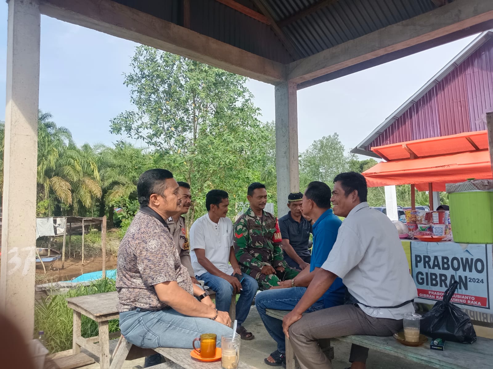 Cooling System Bhabinkamtibmas Polsek Keritang Sambang warga Wujudkan Situasi kondusif jelang pilkad