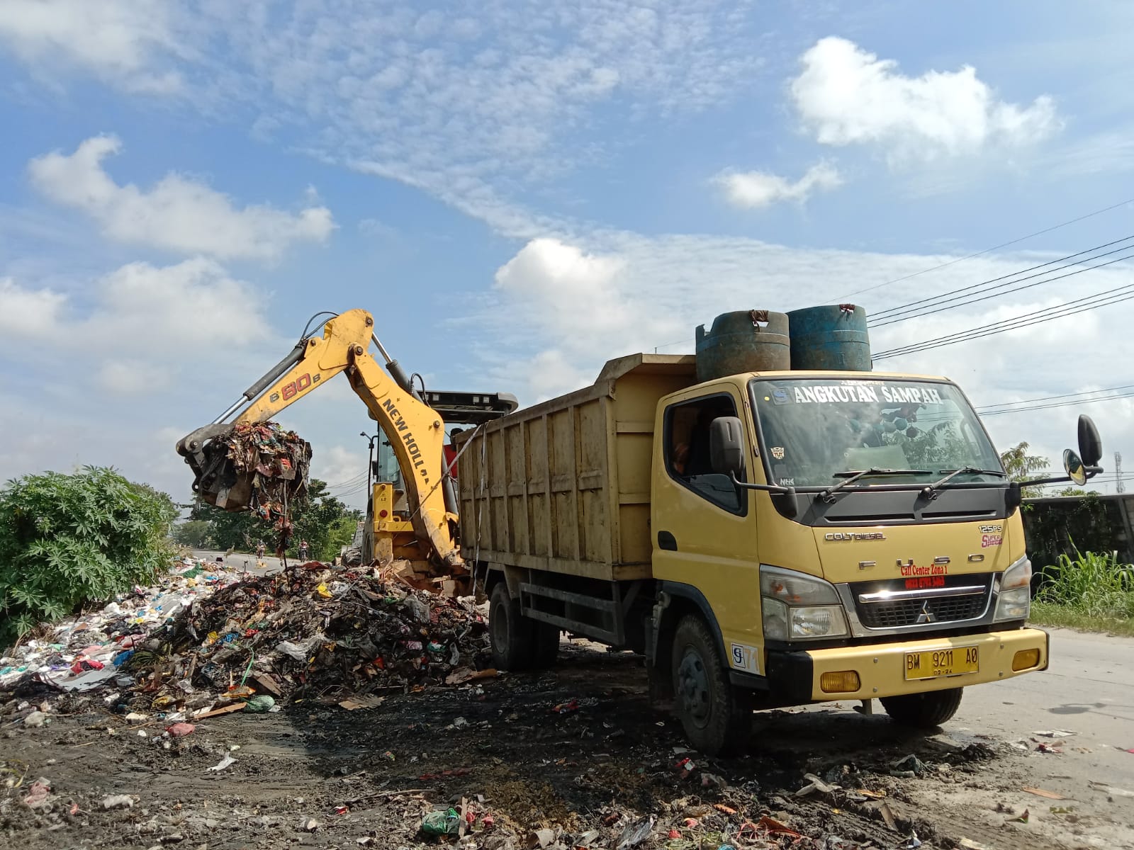 DLHK Pekanbaru dan GTJ Gerak Cepat Angkut Sampah Jalan Siak 2