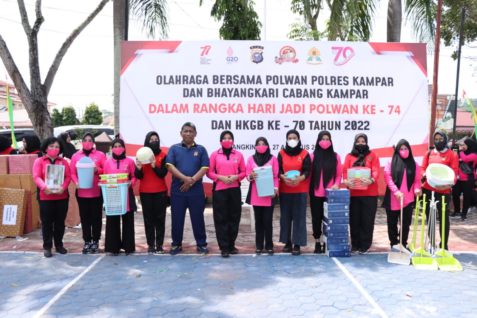 Meriahkan HUT Polwan Ke - 74 dan HKGB Ke - 70,Polres Kampar Gelar Olah Raga Bersama