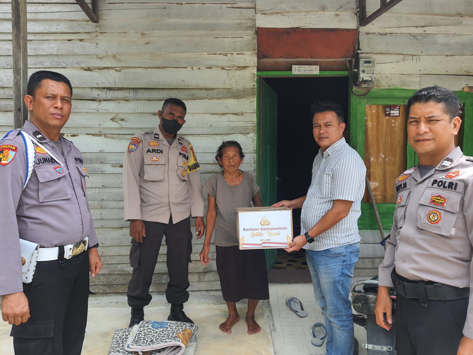 Polsek Perhentian Raja Beri Bantuan Pada Masyarakat Yang Mengalami Kenaikan Harga Sembako