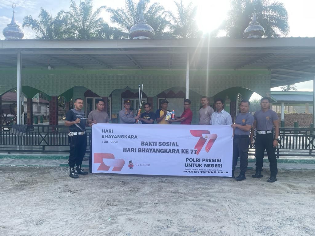 Menyambut HUT Bhayangkara ke 77, Polsek Tapung Hilir Lakukan Gotong Rayong di Masjid dan Gereja