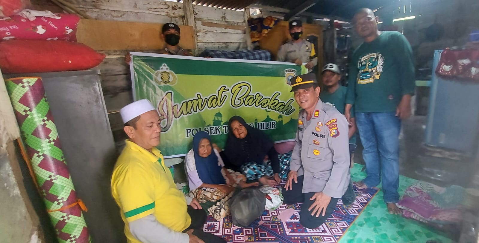 Peduli Kepada Warga Tidak Mampu,Jajaran Polsek Tapung Hilir Bagikan Paket Sembako di Jum,at Barokah