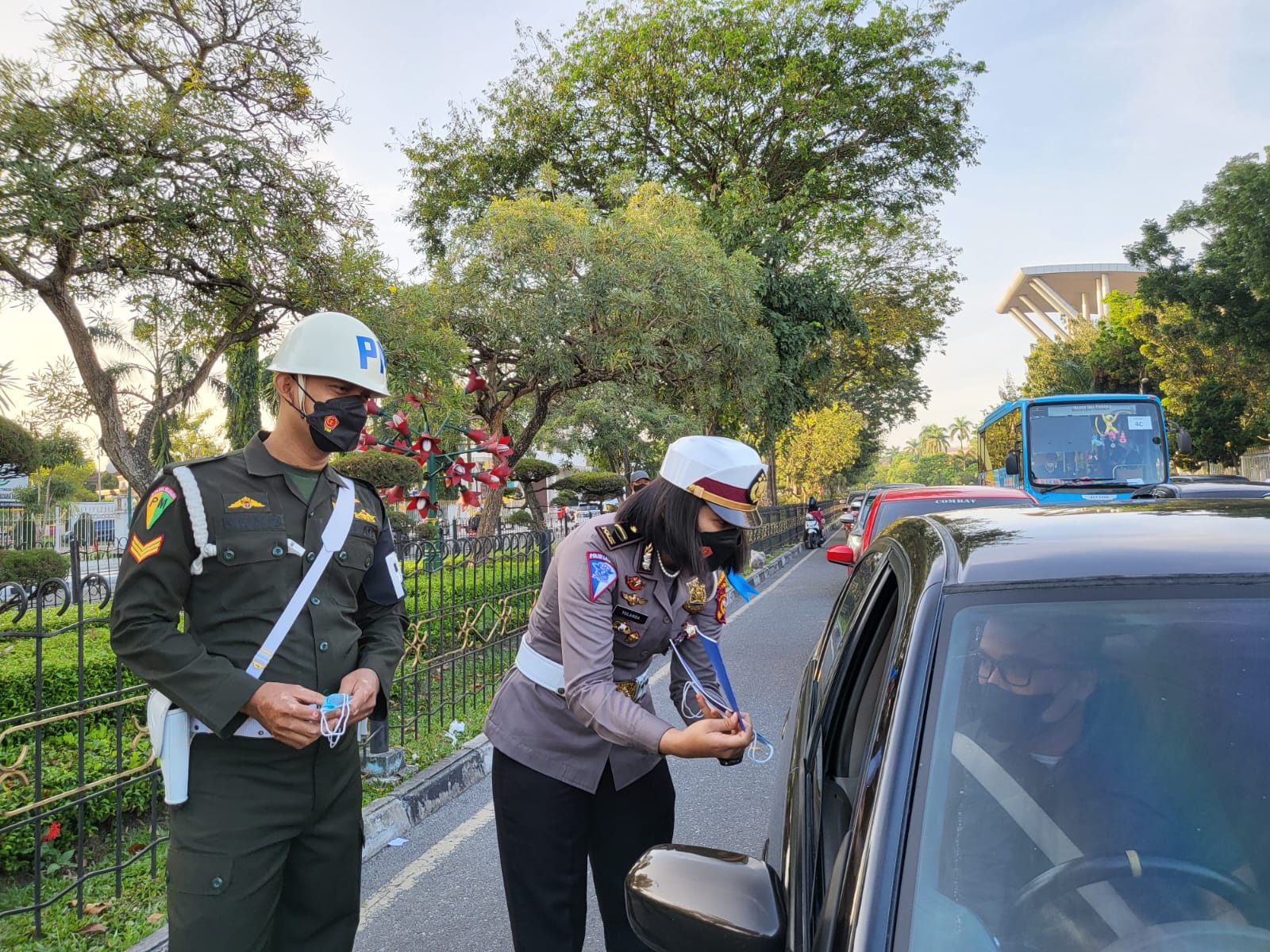 Bagikan Brosur dan Masker, Satlantas Sampaikan Pesan Keselamatan dan Prokes Covid-19