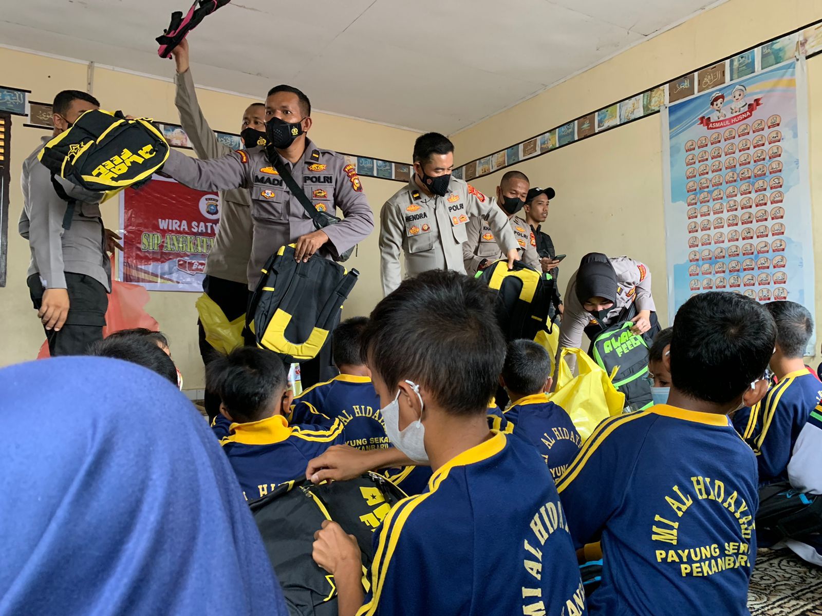 Alumni SIP Resimen Wira Satya Adhipradana Polda Riau, Bagikan Tas Sekolah di SD Al-Hidayah