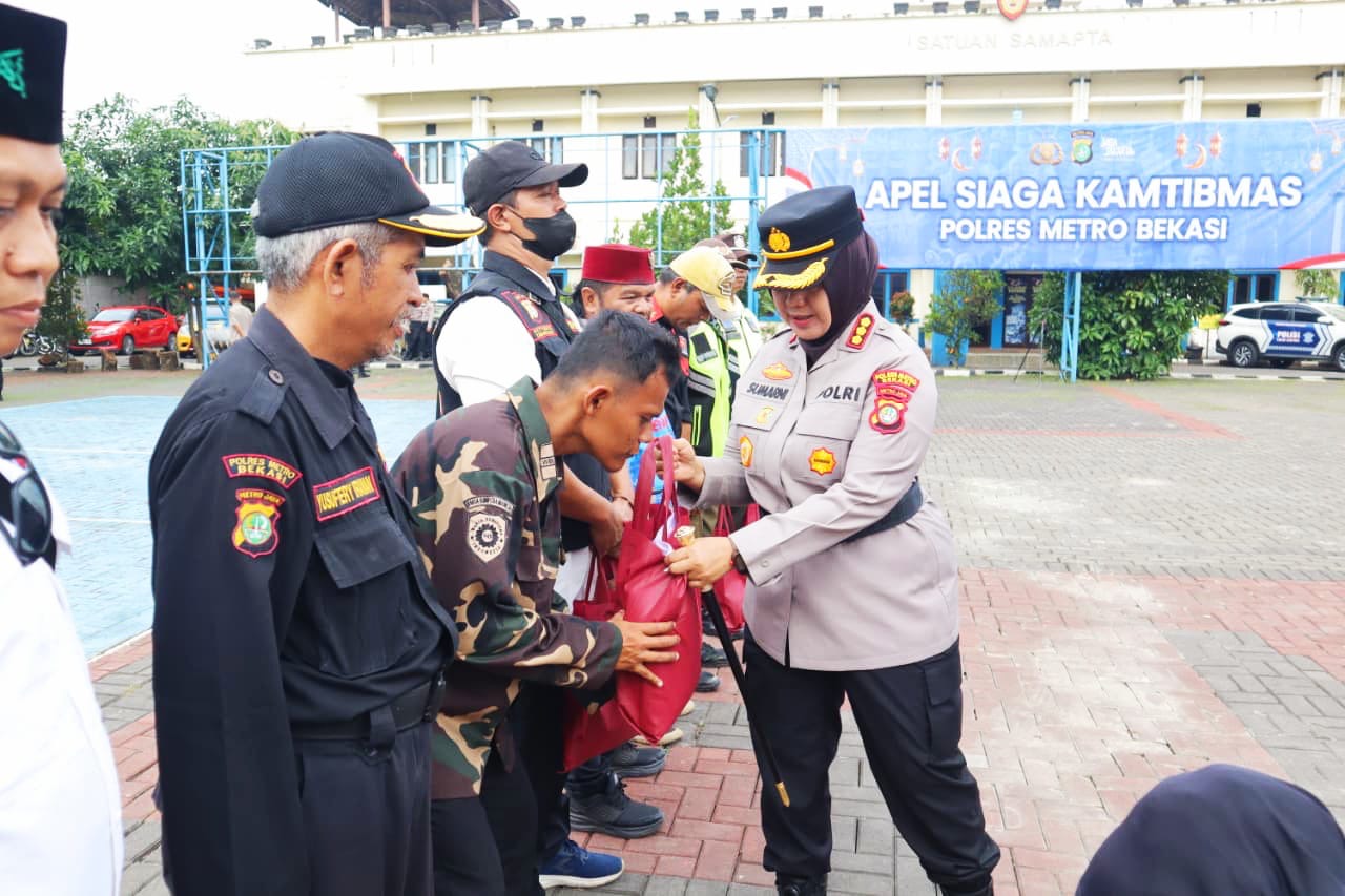 Polres Metro Bekasi Bagikan 500 Paket Sembako Usai Apel Siaga Kamtibmas, Perkuat Sinergi