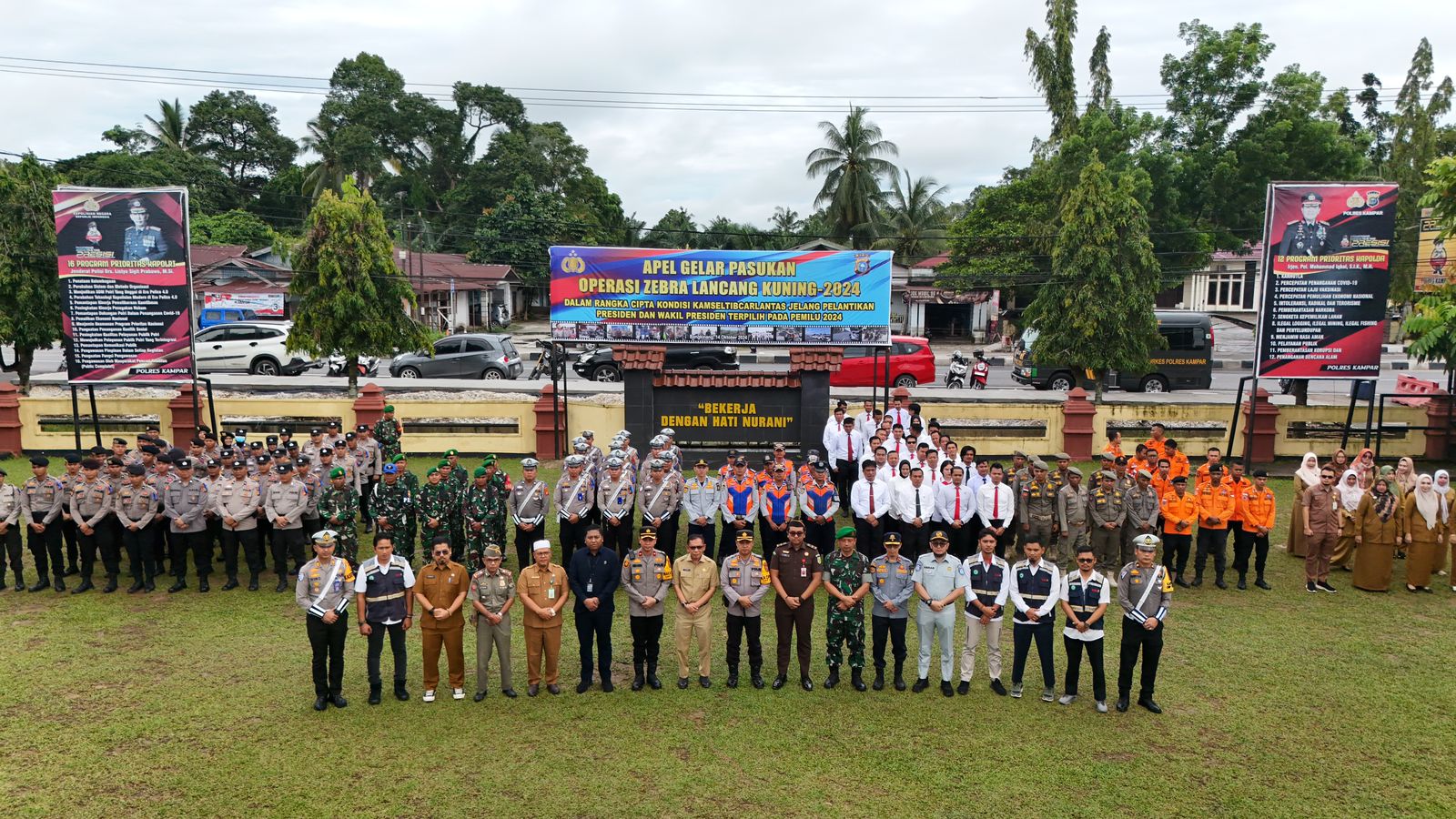 Kapolres Kampar Pimpin Apel Gelar Pasukan Ops Zebra Lancang Kuning 2024 di Polres Kampar.