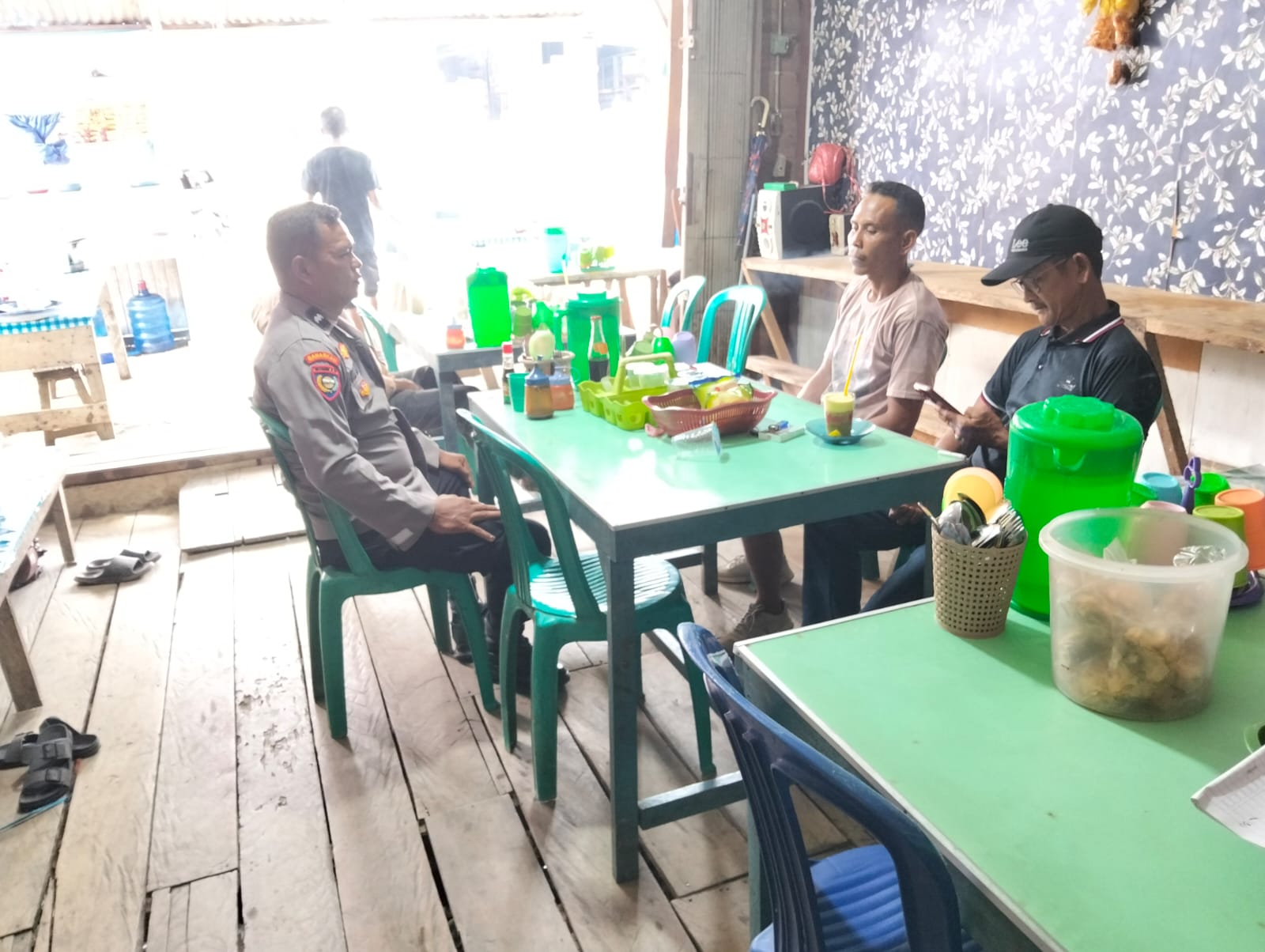 Bhabinkamtibmas Polsek Keritang Ajak Warga Tetap Jaga Kesatuan Jelang Pilkada Serentak tahun 2024