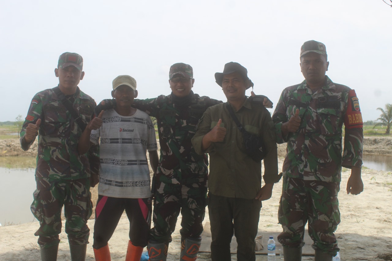 Dandim 0321 Rohil Tinjau beberapa Lokasi Persawahan Rokan Baru Pesisir Yang Terancam Kekeringan.