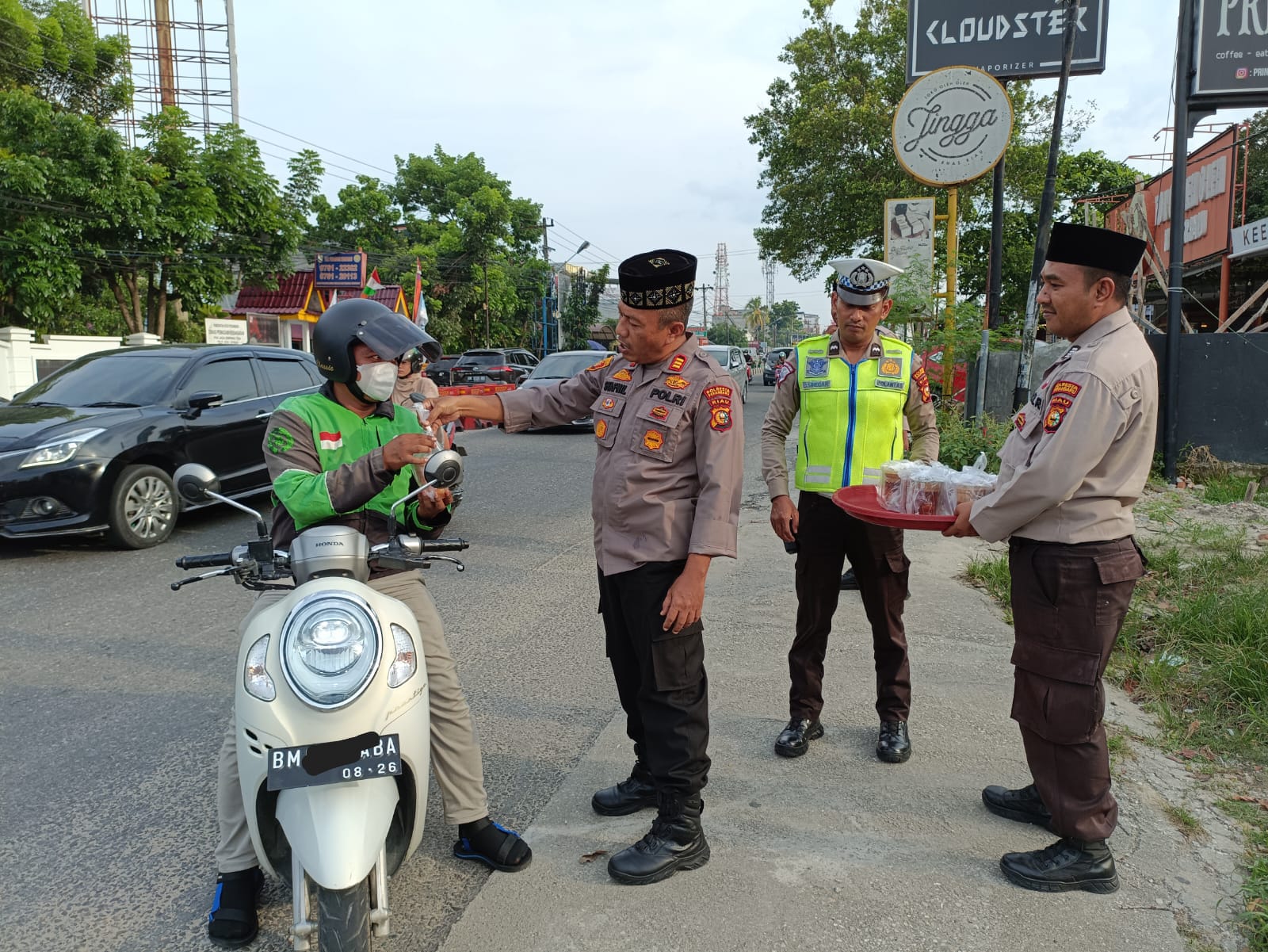 Kapolsek Bukit Raya Turun ke Jalan Bagi Takjil di Bulan Suci Ramadhan.