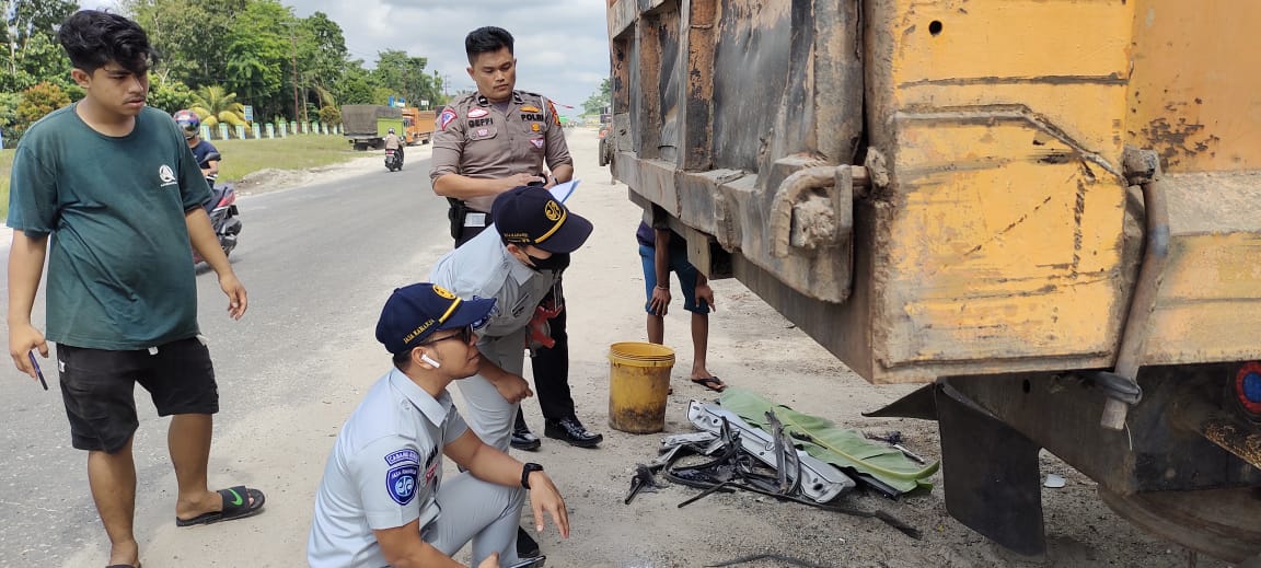Sekeluarga Tabrak Tronton Parkir, 3 Orang Tewas dan Dua Luka-luka