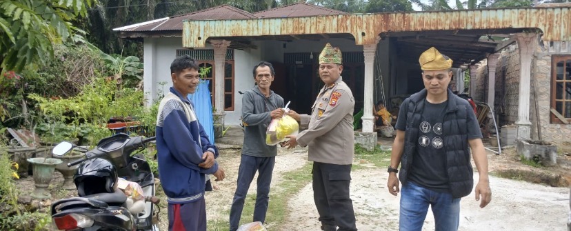 Polsek Kampar Bantu Korban Angin Puting Beliung Bersama PT. Green Palma