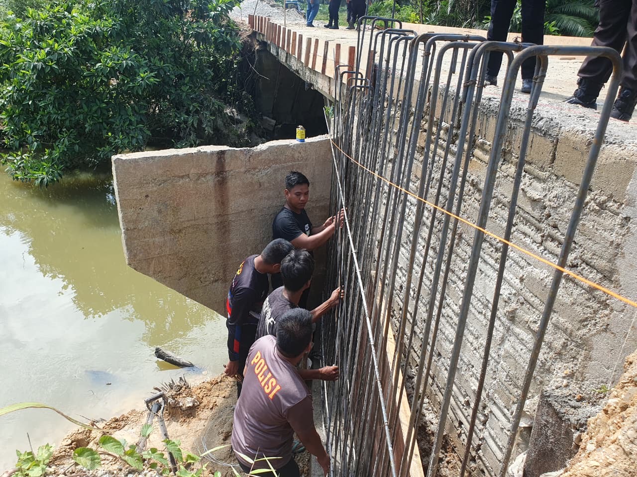 Personil Polda Riau dan Polres Kampar Semangat Selesaikan 3 Jembatan di Kuok, Progres Tertinggi Capa