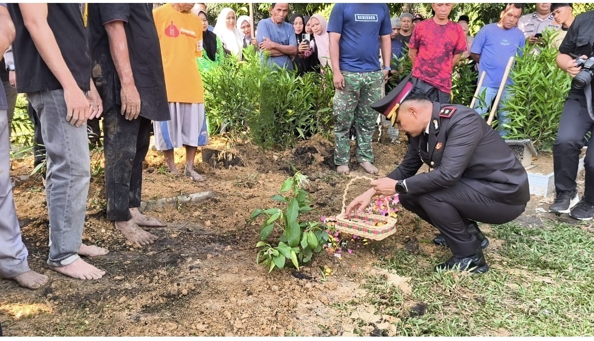 Polres Kampar Berduka Upacara Pemakaman Personil Aipda Supriandi Dilaksanakan Dengan Khidmat Di Kuok