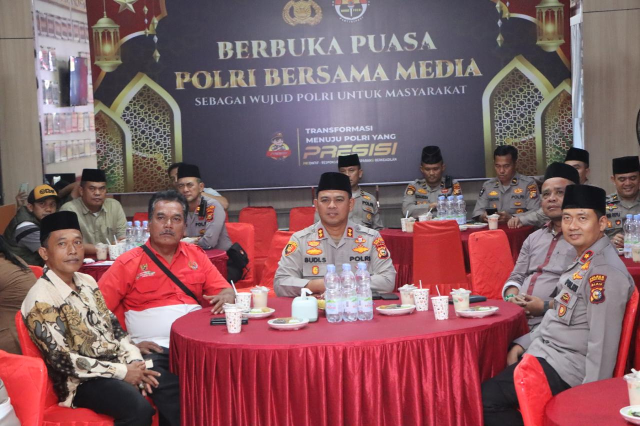 Polri Dan Awak Media Bersinergi Dalam Kegiatan Pembagian Takjil Dan Zoom Berbuka Puasa