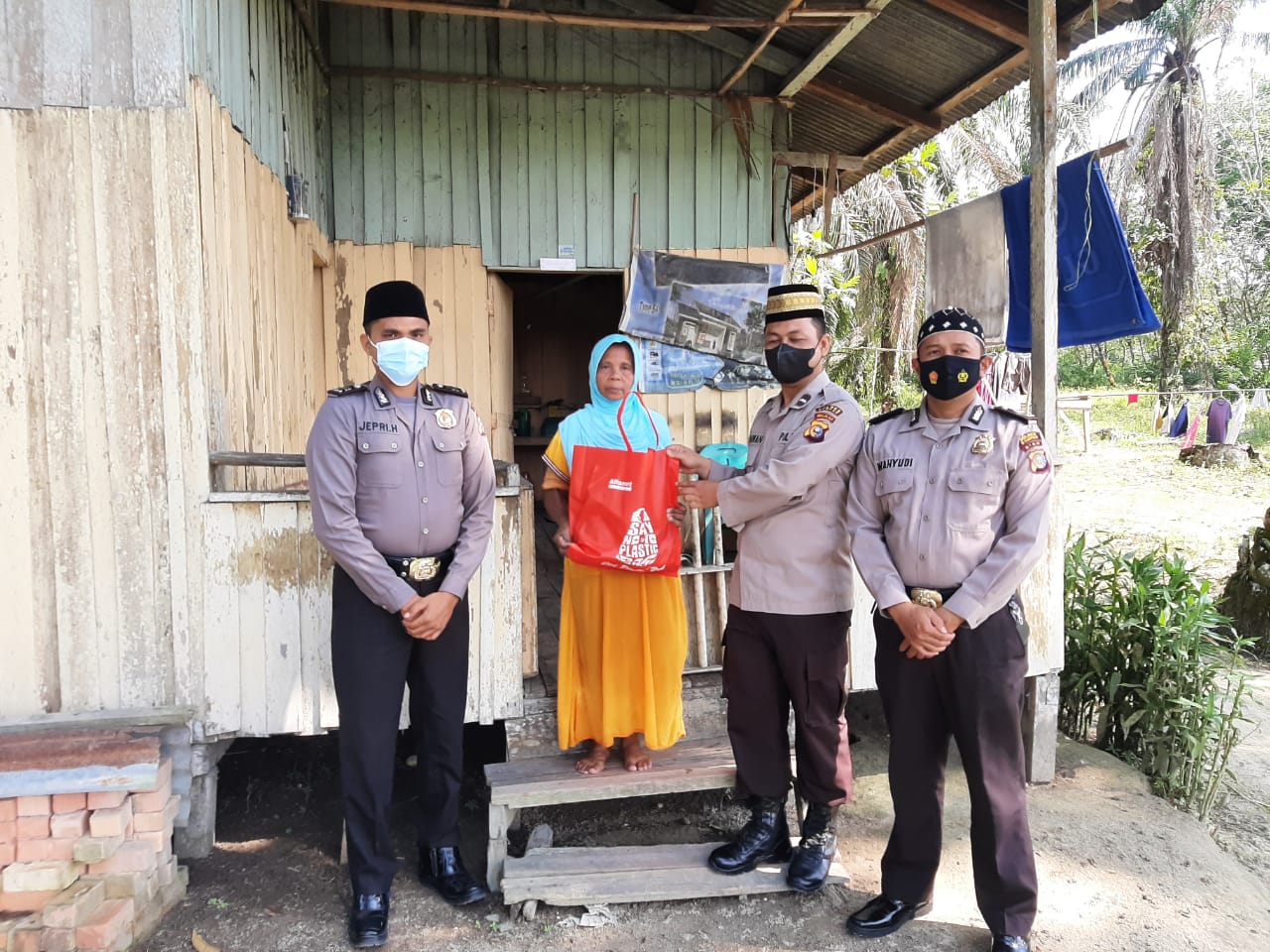 Lagi! Jumat Barokah, Polsek Tambang Berbagi Sembako Kepada Warga Kurang Mampu