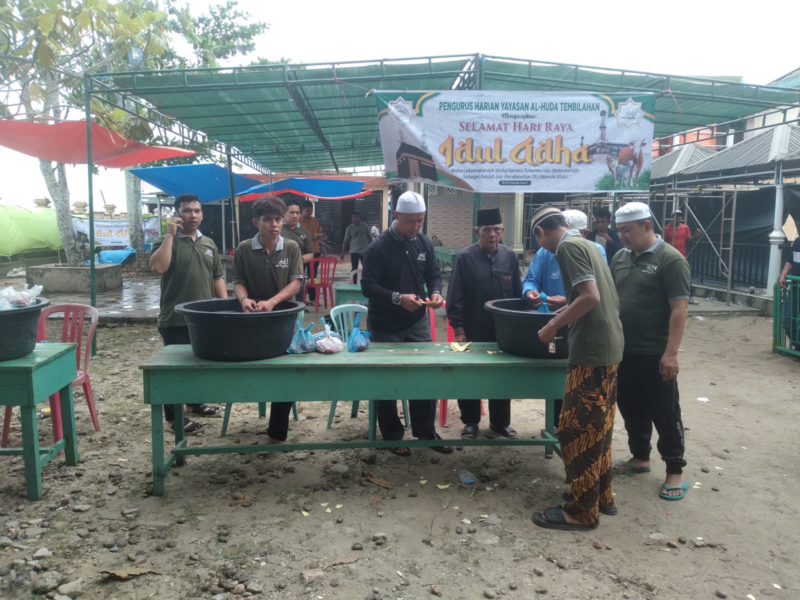 Mesjid agung  alhuda melaksanakan penyembalian sapi qurban Sebanyak 18 ekor