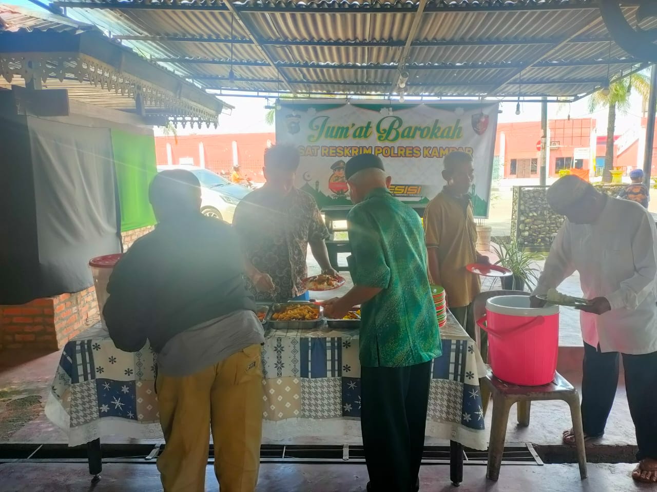 Berbagi Makan Siang Gratis Untuk Dhuafa, Agenda Rutin Jumat Barokah Satreskrim Polres Kampar