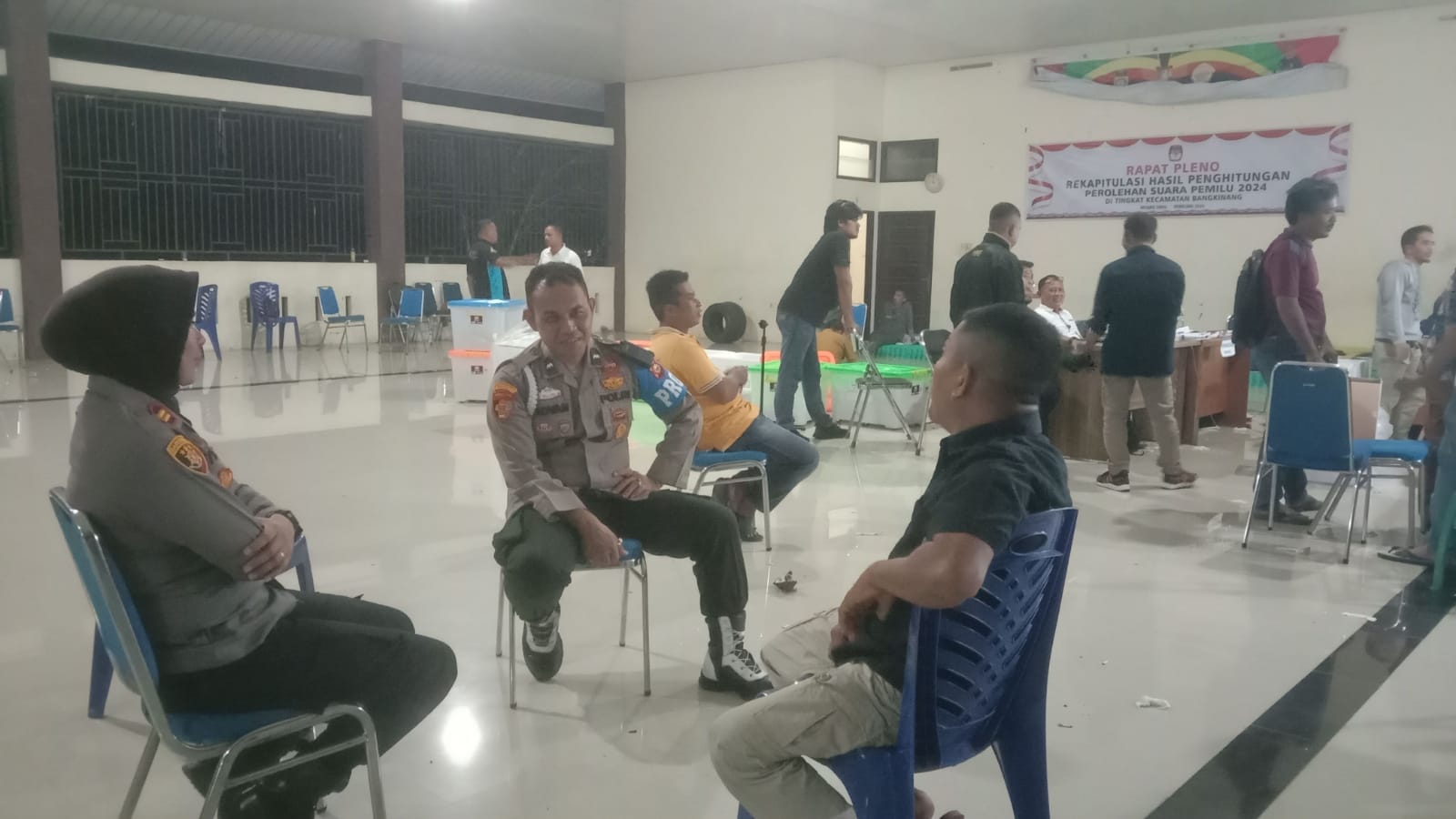 Tak Kenal Waktu, Kapolsek Bangkinang Kota Pantau Pleno Rekapitulasi Suara Hingga Malam